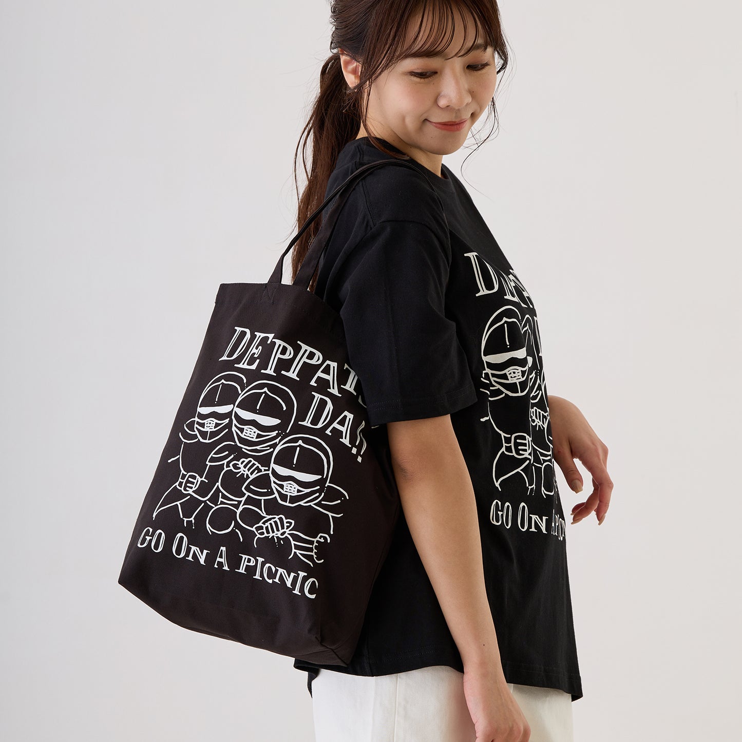 Chiikawa Excited to Go Out! Tote Bag (Yoroi Departure Black)