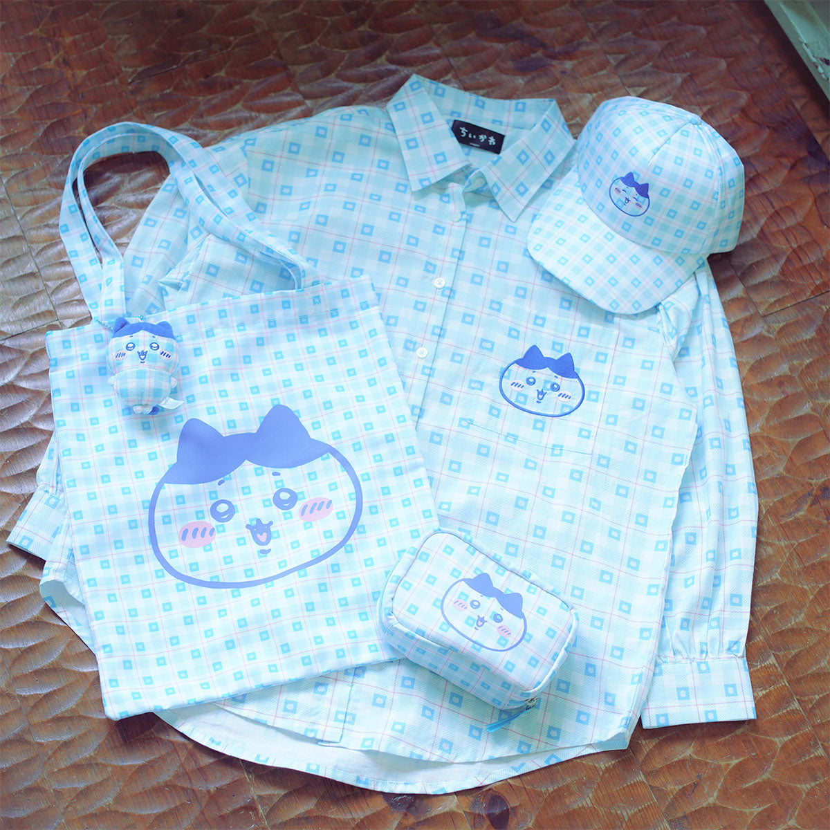 ちいかわ チェックシリーズ ポーチ ハチワレ ブルー