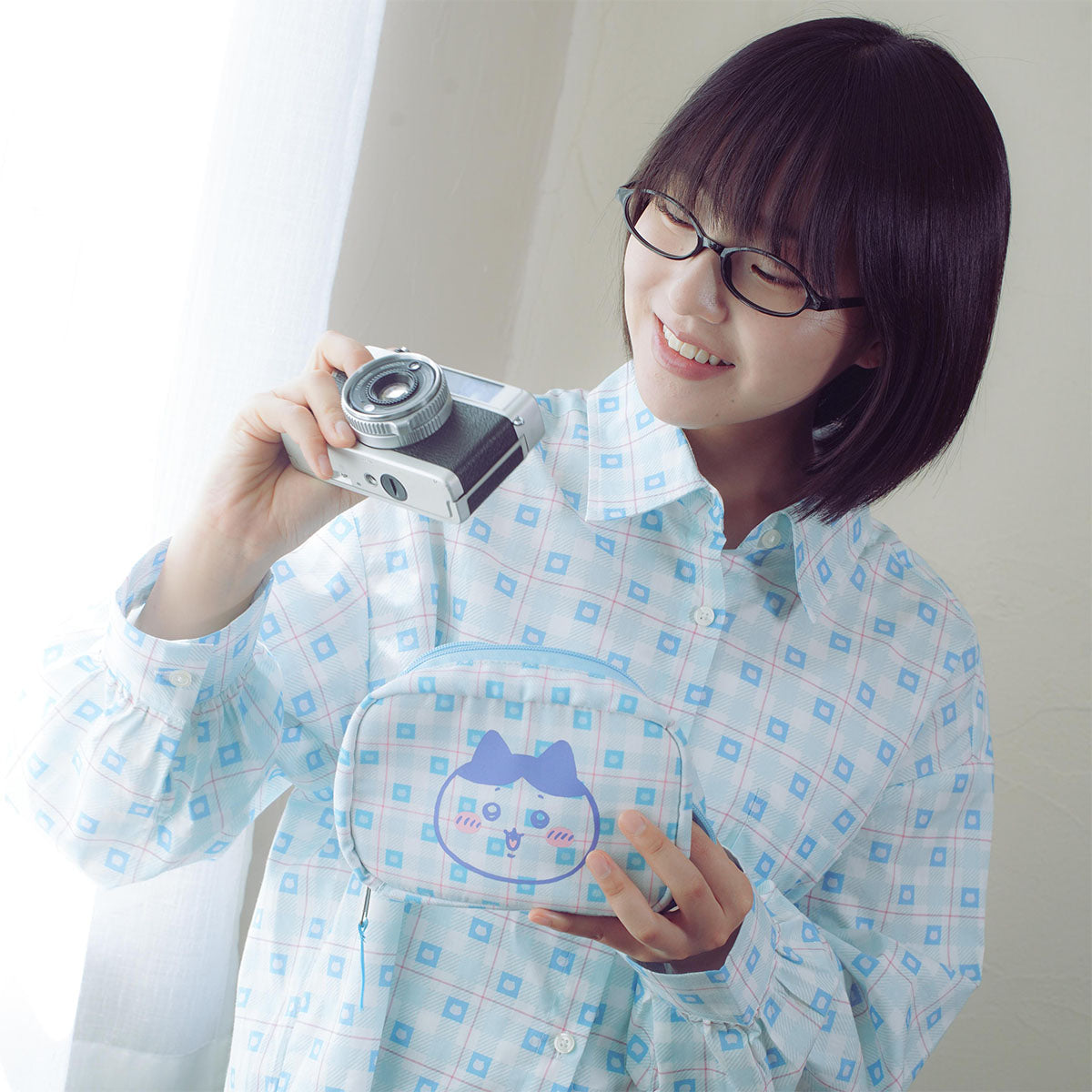 ちいかわ チェックシリーズ ポーチ ハチワレ ブルー