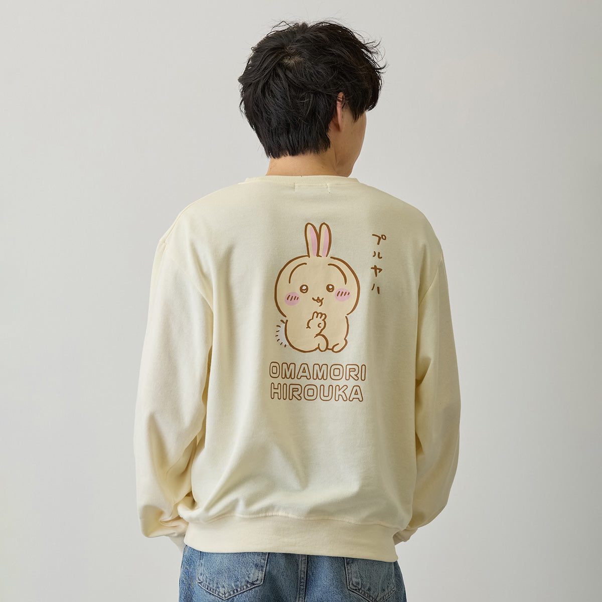 Chiikawa Sweatshirt "Shall I Pick Up the Amulet?" Cream