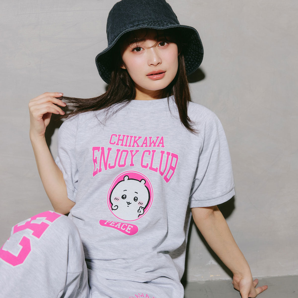 グレー Tシャツ ピースサイン ちいかわ Tシャツ ピース ちいかわ 杢グレー | ちいかわマーケット