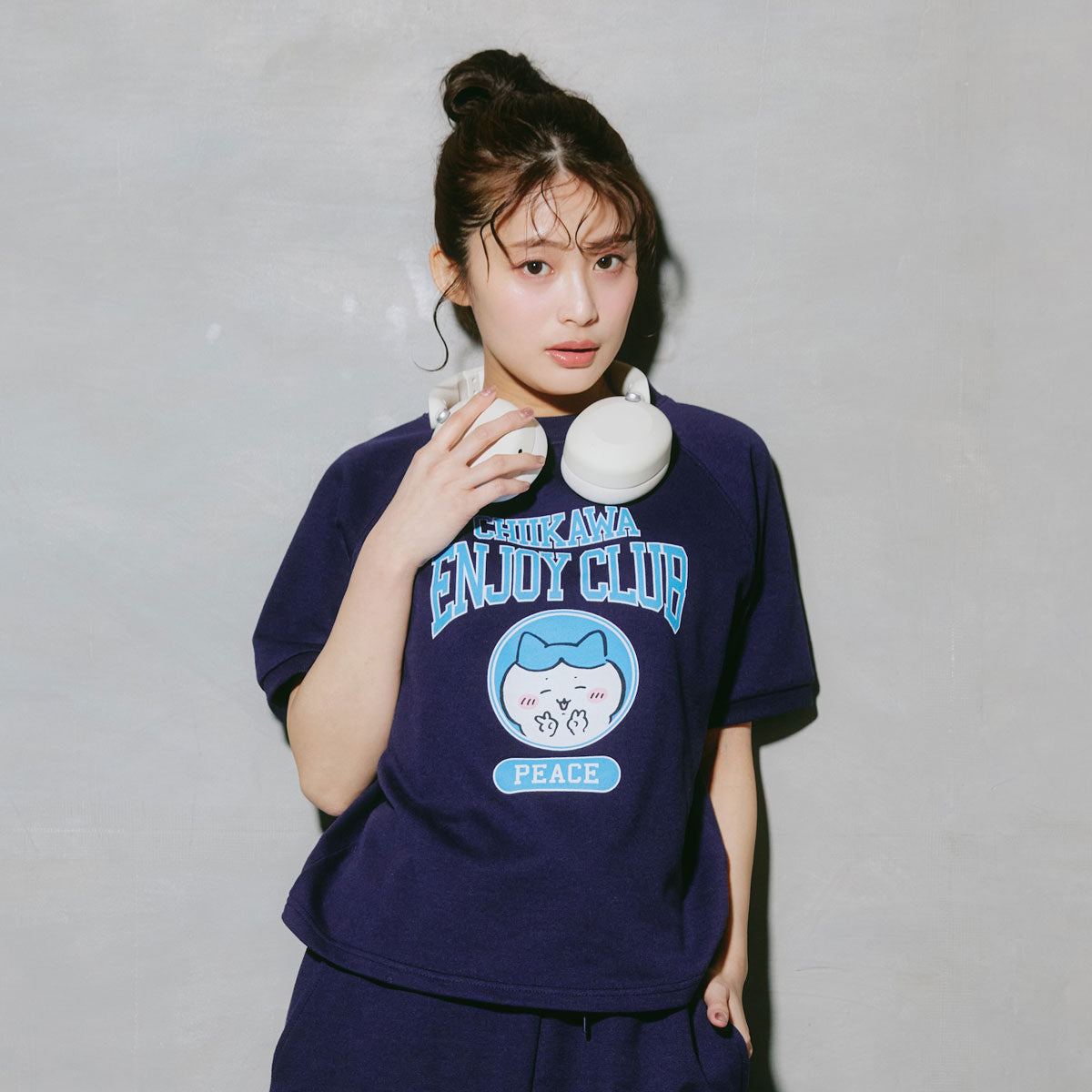 치이카와 T셔츠 (피스 / 가르마 네이비)