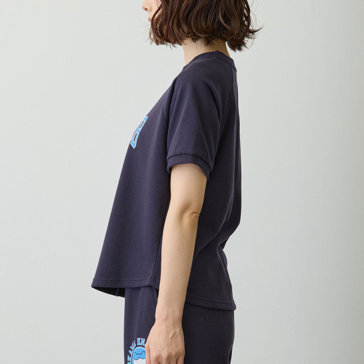 치이카와 T셔츠 (피스 / 가르마 네이비)