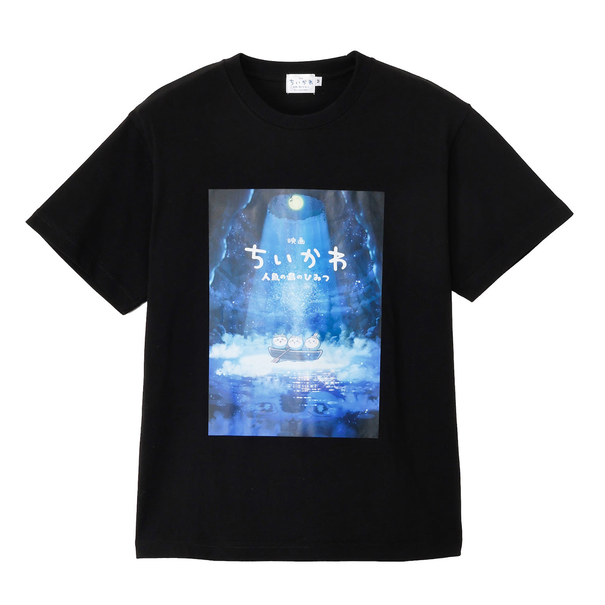Poster T-shirt Chiikawa movie edition hitam dengan karakter Chiikawa, Hachiware, Usagi naik perahu