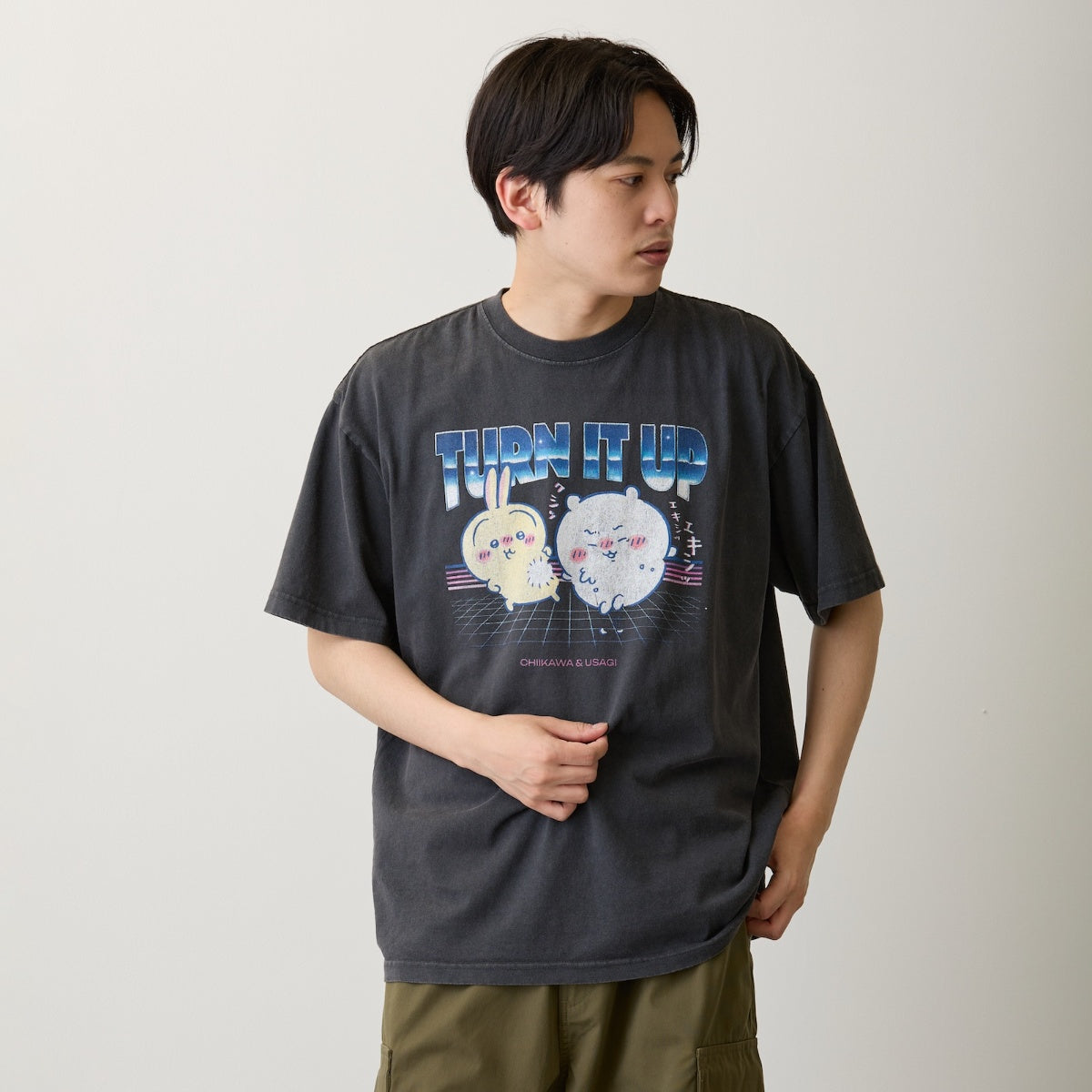 邦楽 chi Chiikawa T-shirt TURN IT UP (Charcoal) | Chiikawa Market Official