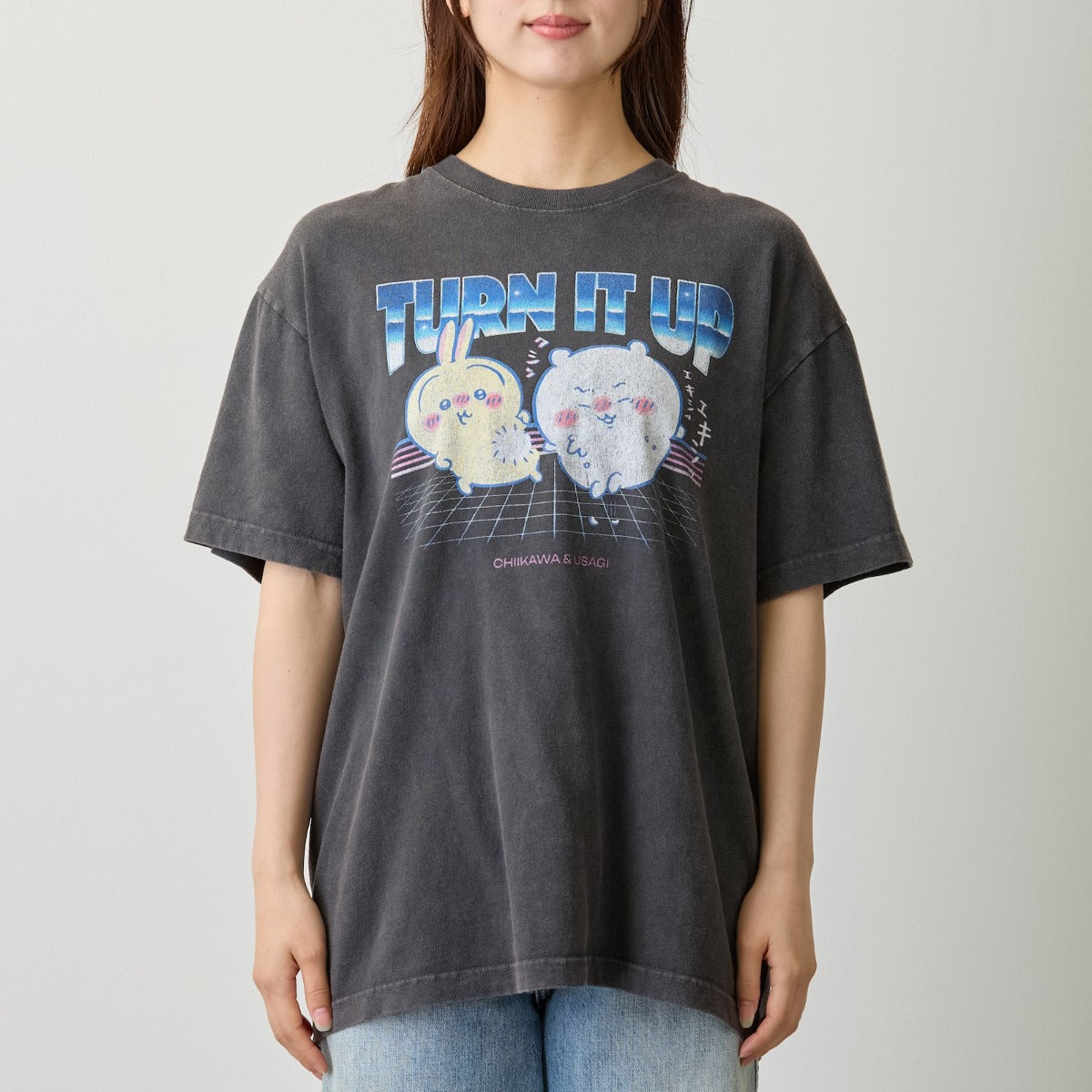 Chiikawa T-shirt TURN IT UP (Charcoal) | Chiikawa Market Official