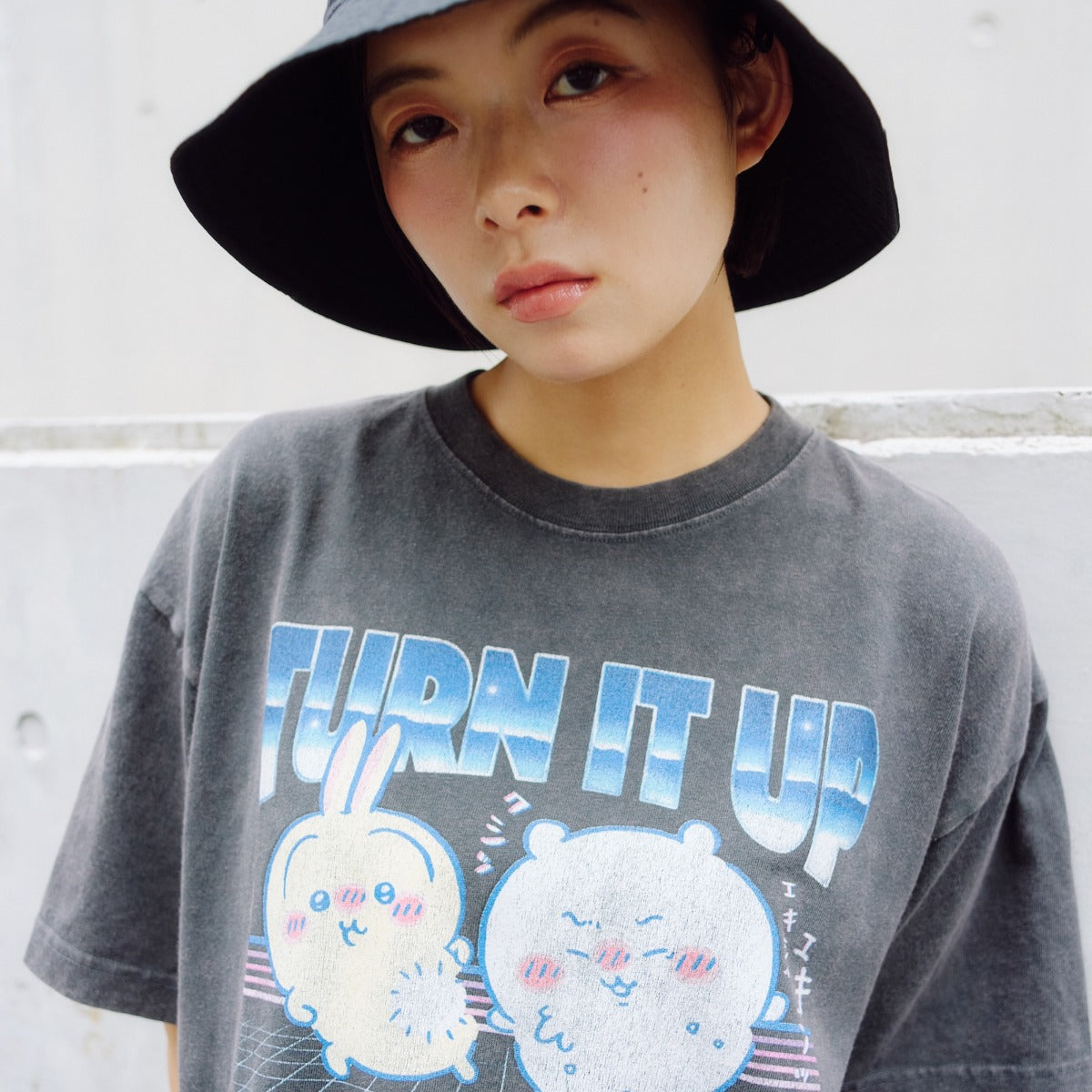 치이카와 T셔츠 TURN IT UP 차콜