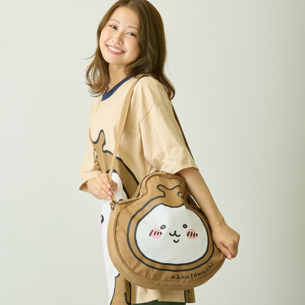 Chiikawa Park Shoulder Bag (Beetle / Charcoal) | Chiikawa Market