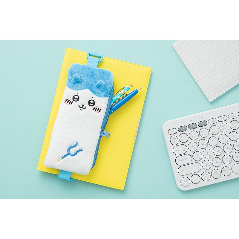 ちいかわ ぺったりぬいぐるみペンポーチ（手帳などにつけられるゴムバンド付き）（ハチワレ）