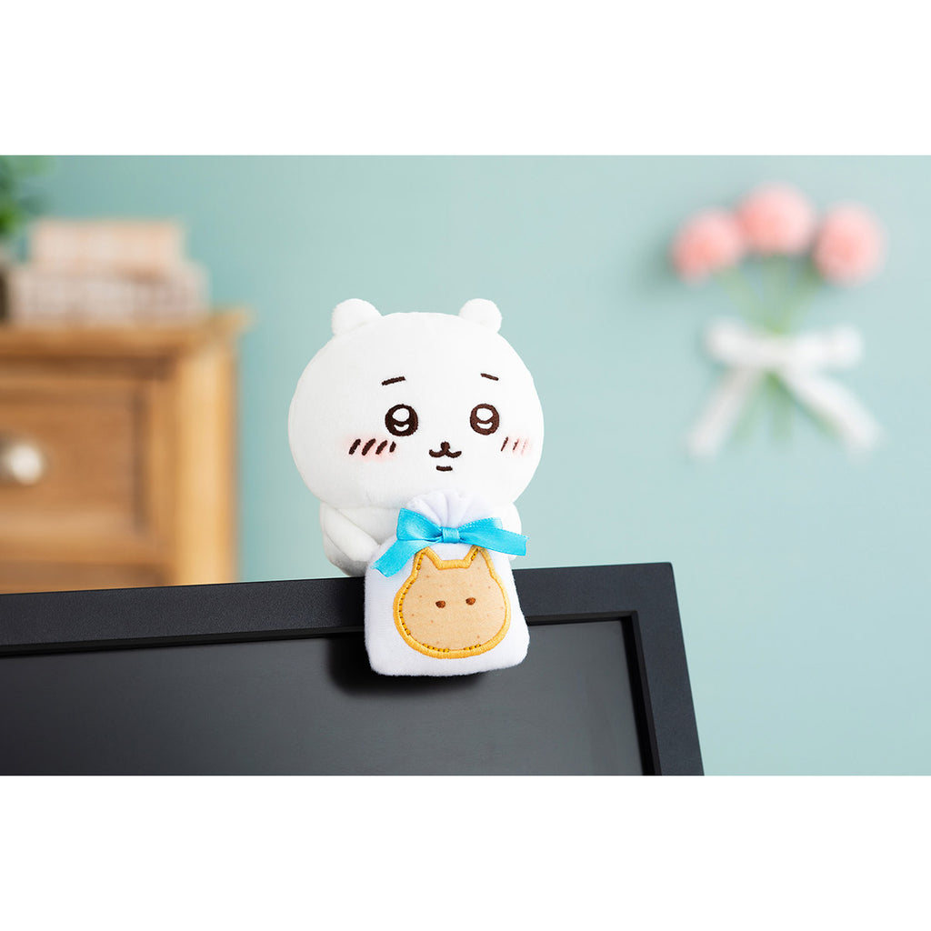 A stuffed animal watching from the Chikawa desktop (cookie Chiikawa)