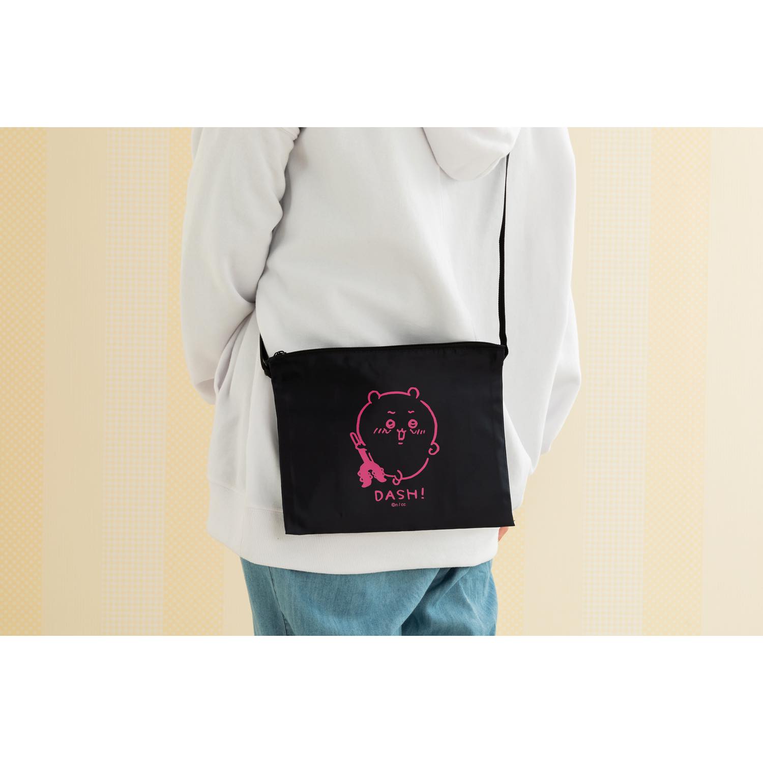 ちいかわ キャンプへGO! ファスナーサコッシュ | ちいかわマーケット